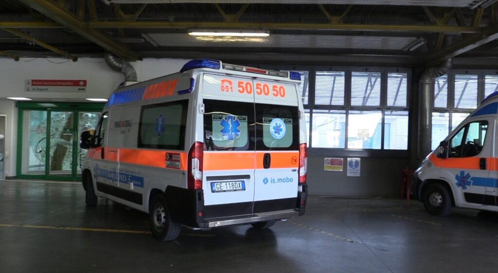 Simula un malore per farsi dare un passaggio da un’ambulanza