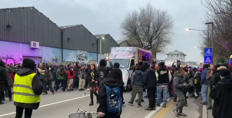 In migliaia alla ‘Street Rave Parade’ di Bologna