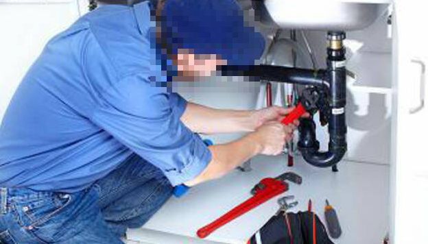 Finto idraulico intasca 250 € e non si presenta