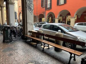 Clochard muore per strada a Bologna