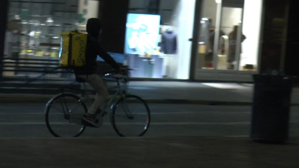 Rider rapinato in centro a Bologna, arrestato uno degli autori