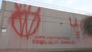 Scritte “no vax” su scuole bolognesi