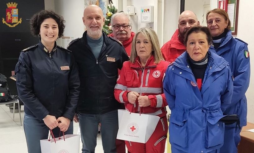 I volontari della Croce Rossa incontrano la polizia