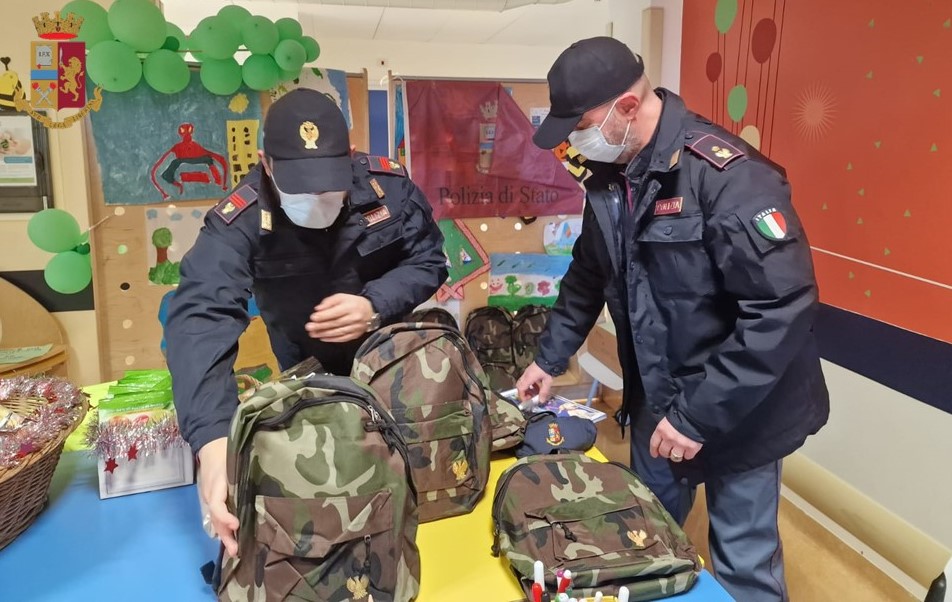 Poliziotti portano zainetti e cappellini a bimbi ricoverati