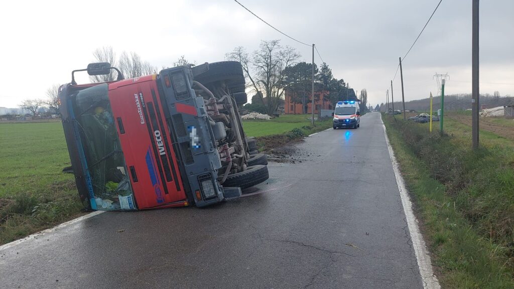 Camion si ribalta, strada chiusa a Castenaso
