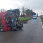 Camion si ribalta, strada chiusa a Castenaso