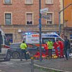 Automobilista ‘pirata’ investe scooter e scappa, ferita una donna