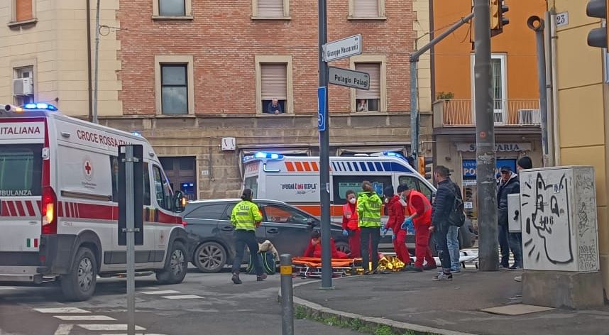 Automobilista ‘pirata’ investe scooter e scappa, ferita una donna