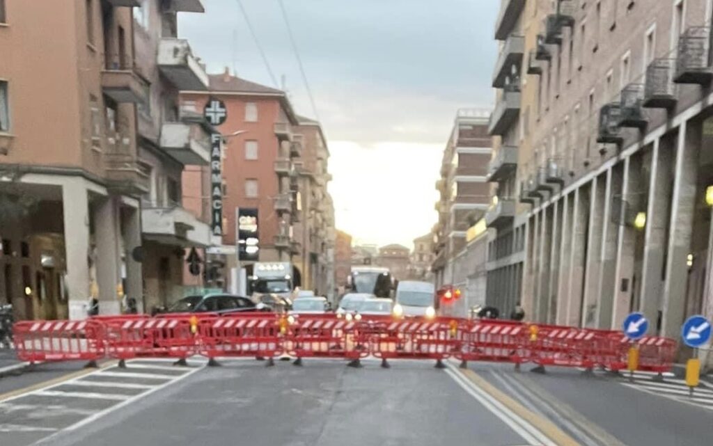 Via Saffi di nuovo chiusa (fino alle 14) per lavori stradali urgenti
