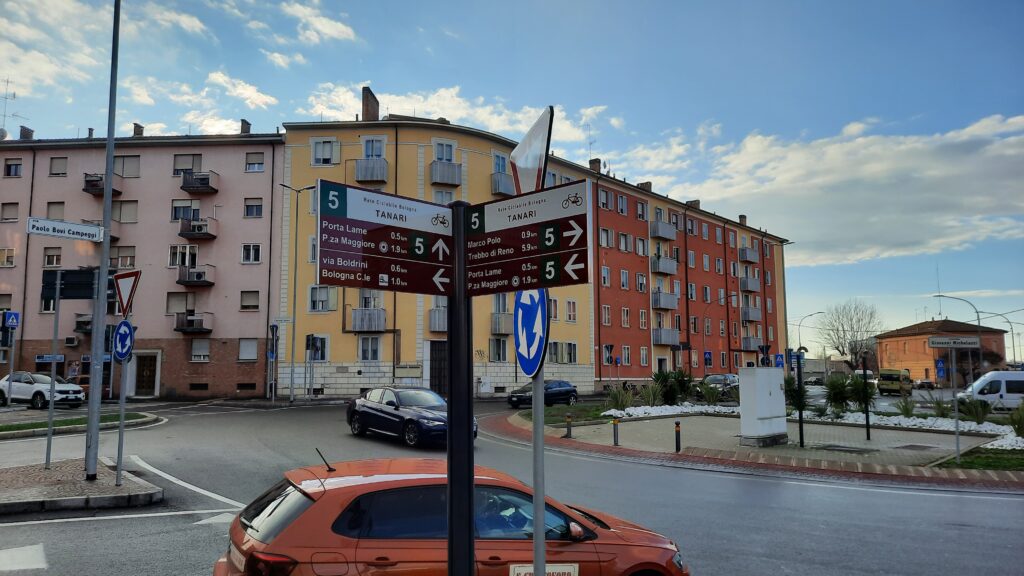 Bicipolitana. Nuova segnaletica a Bologna e in alcune tratte del territorio metropolitano. Terminata l’installazione su 10 km di tratte