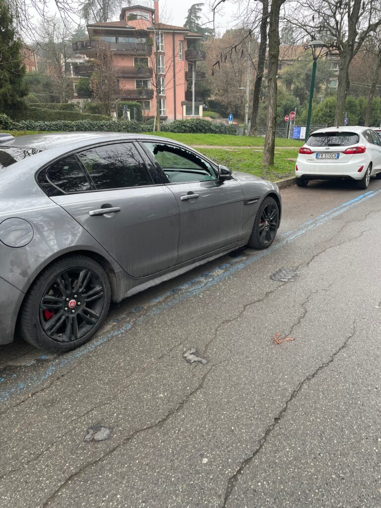 Molte vetture vandalizzate nella notte ai Giardini Margherita