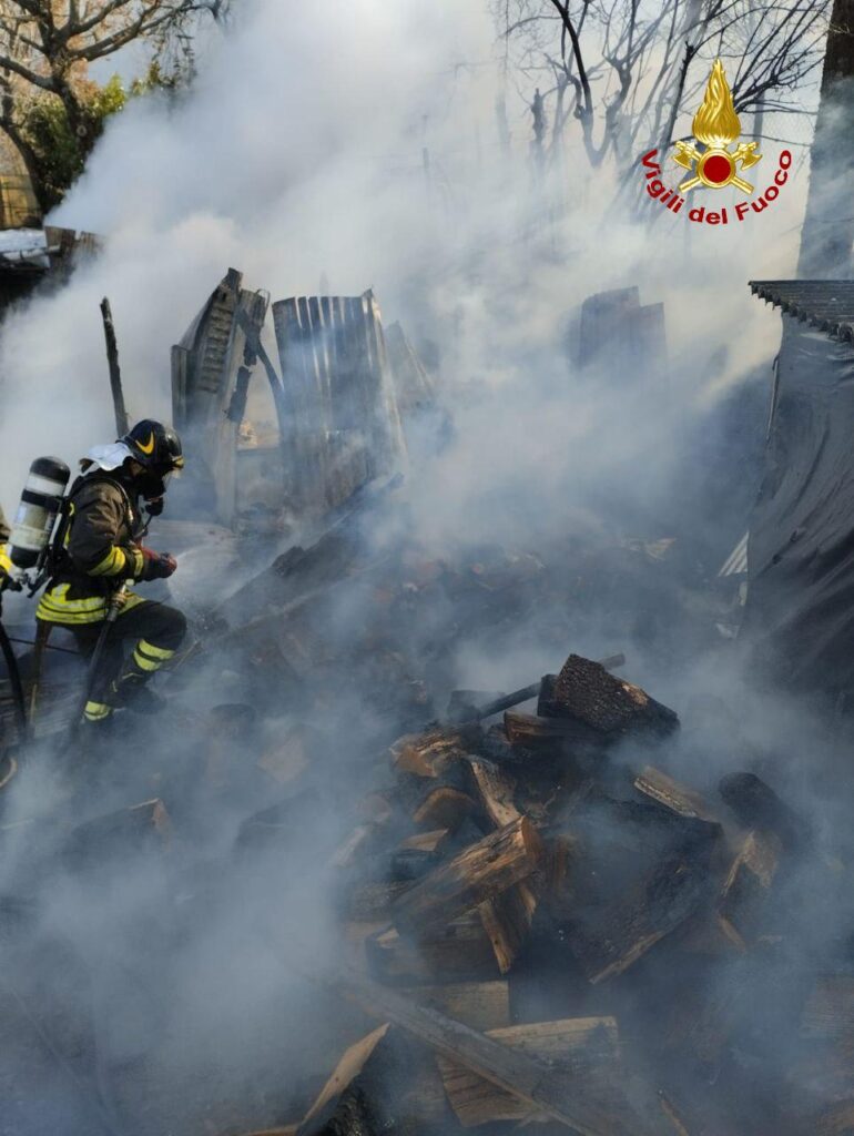 Castel di Casio: bruciano alcune baracche di legno