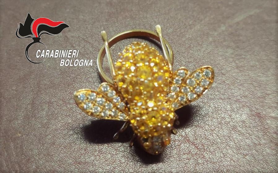 Recuperata una spilla d’oro rubata a Bologna nel 2019