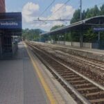 Tenta di salire sul treno in partenza: è grave in ospedale