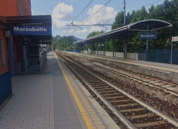 Tenta di salire sul treno in partenza: è grave in ospedale