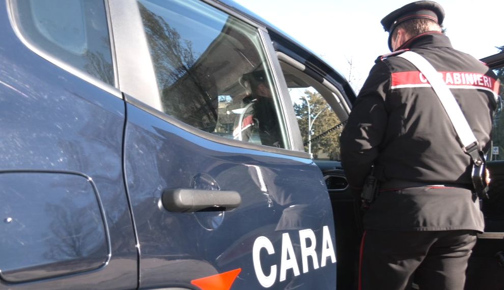 Alla guida ubriaca e contromano, denunciata