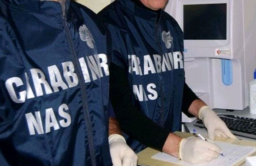 Olio per massaggi era in realtà cocaina liquida, nei guai padre e figlio