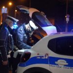 Tenta di investire un vigile e fugge: inseguimento da film della polizia