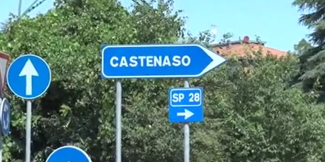 Guida ubriaca con in auto il figlio, causa incidente e scappa