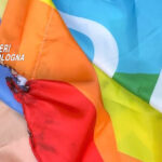 Danneggiano luminarie e bandiera pace, denunciati 4 minori