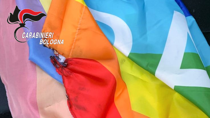 Danneggiano luminarie e bandiera pace, denunciati 4 minori