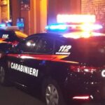 Atti osceni guardando i passanti: 26enne multato