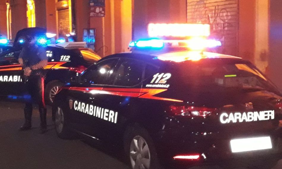 Atti osceni guardando i passanti: 26enne multato