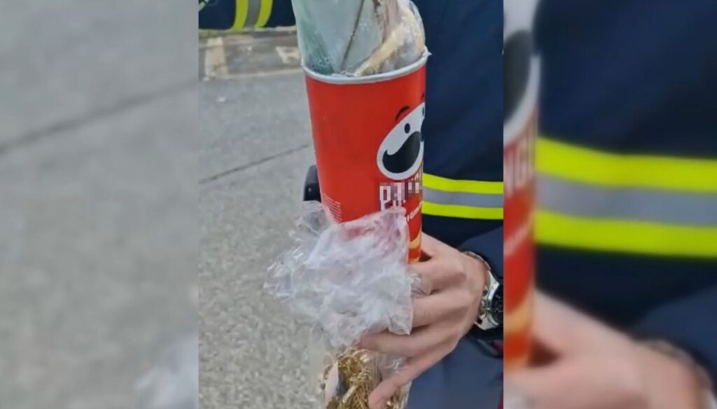 Soldi e gioielli rubati nei tubi delle patatine