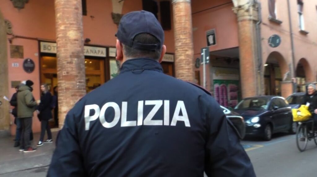 Lite fra automobilisti, tassista preso a pugni a Bologna