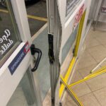 Sfonda la vetrata di una lavanderia per rubare le monetine