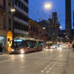 Molestata su un bus in centro a Bologna, è caccia al maniaco