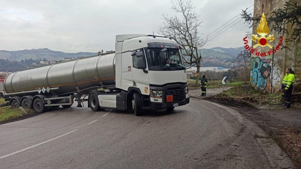 Tir fuori strada a Pianoro, intervengono i pompieri