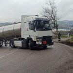 Tir fuori strada a Pianoro, intervengono i pompieri