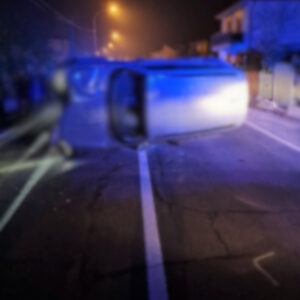 Si ribalta con l’auto e poi picchia un carabiniere