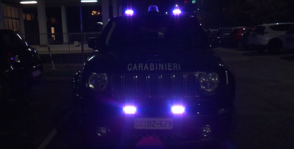 Per sfuggire ai carabinieri viaggia a 210 km/h, arrestato