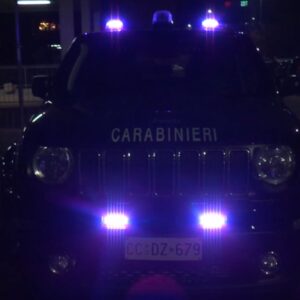 Per sfuggire ai carabinieri viaggia a 210 km/h, arrestato