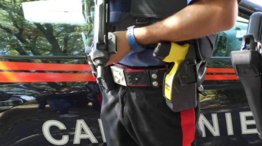 Taser e spray al peperoncino per bloccare un ubriaco molesto