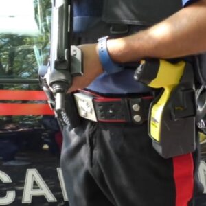 Taser e spray al peperoncino per bloccare un ubriaco molesto