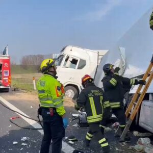 Incendio e incidente in A13, traffico in tilt