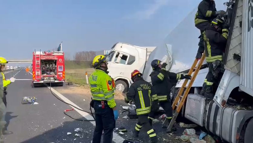 Incendio e incidente in A13, traffico in tilt