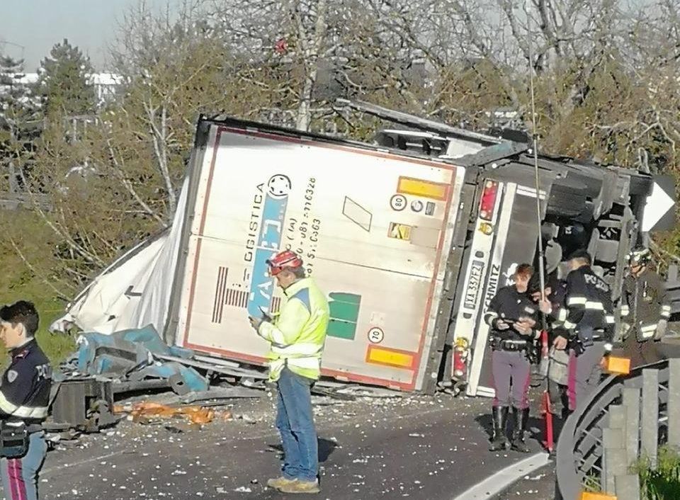 Camion si ribalta nello svincolo, disagi stamattina in autostrada