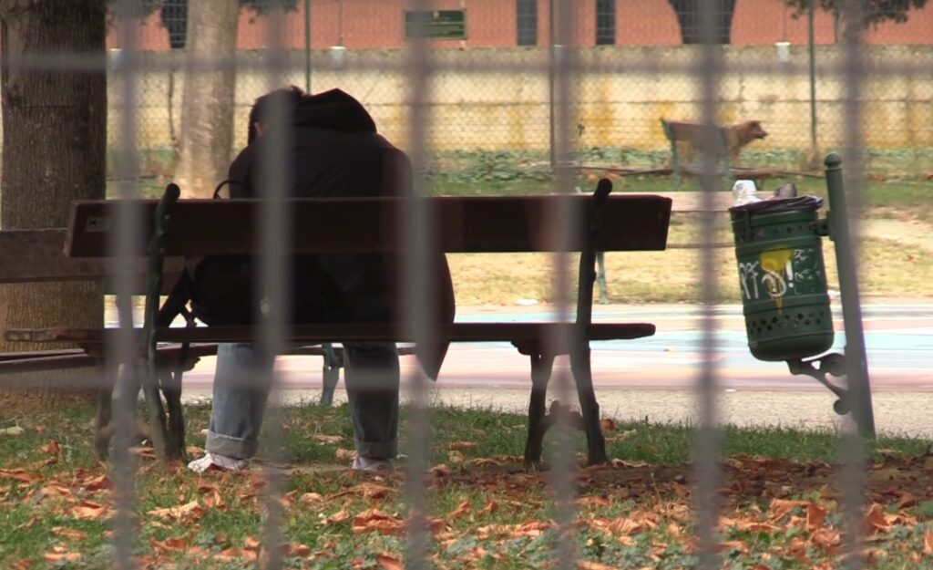 Imola: atti osceni su una panchina mentre guarda video hard