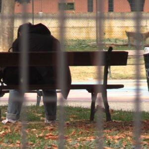 Imola: atti osceni su una panchina mentre guarda video hard