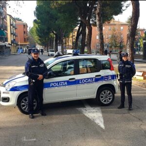 San Lazzaro: a 17 anni tenta un furto in un negozio