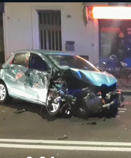 Incidente in via Emilia Levante: car-sharing distrutta