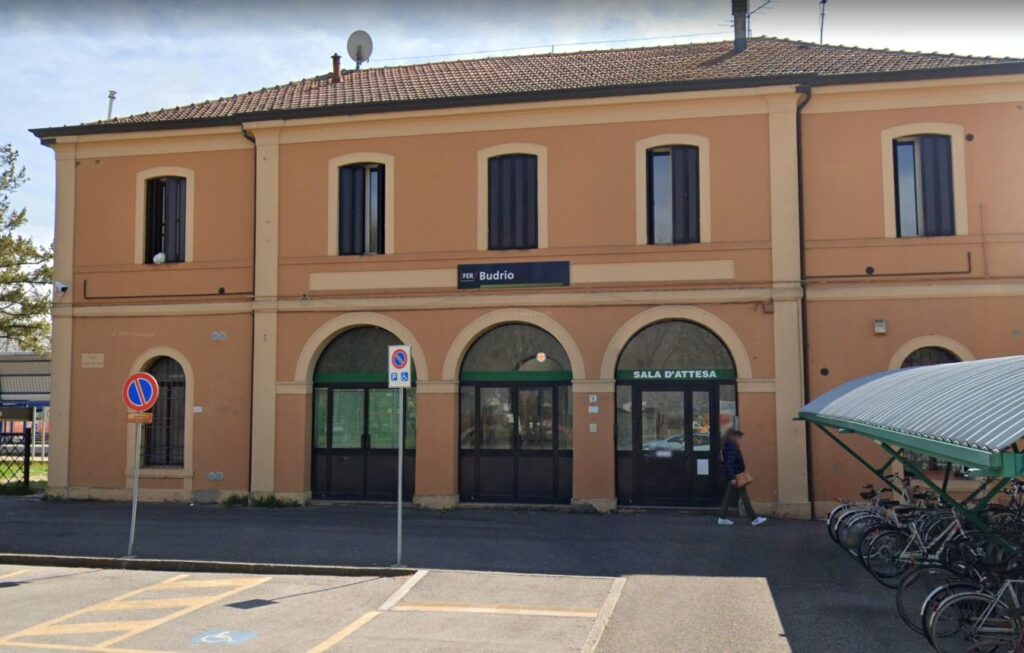 Vandalismi alla stazione di Budrio, denunciati 5 ragazzini