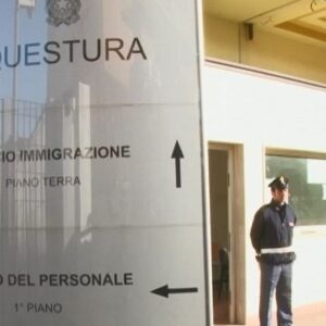 Va all’ufficio immigrazione e scopre di essere ricercato