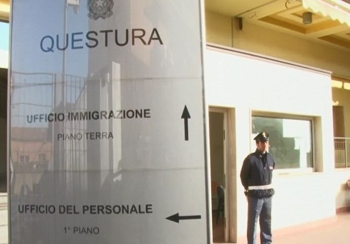 Va all’ufficio immigrazione e scopre di essere ricercato
