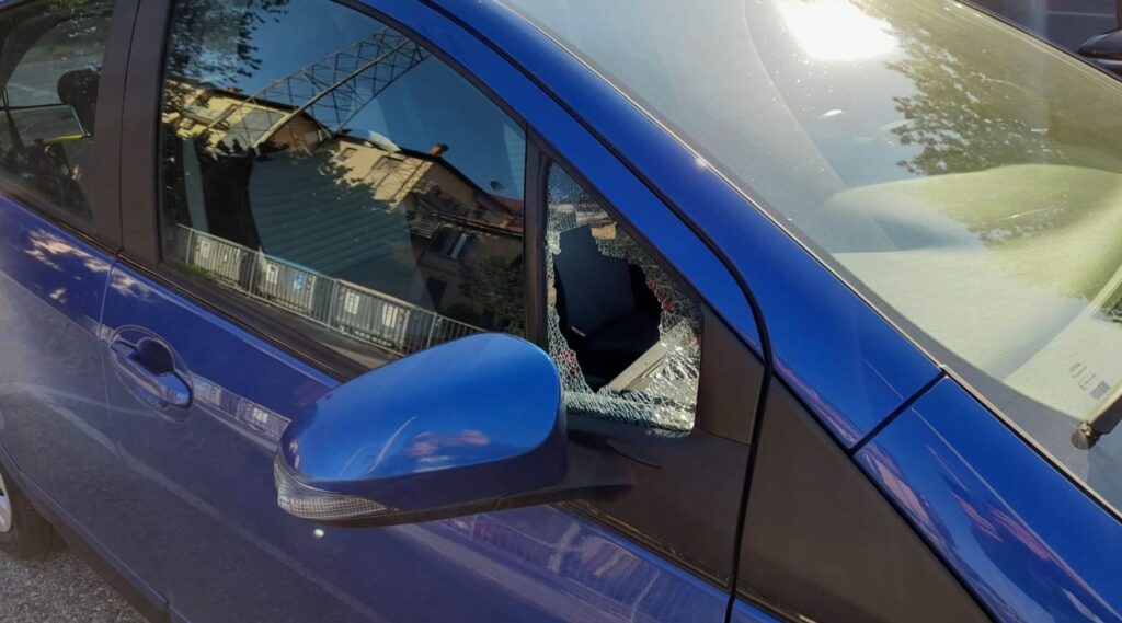 Rompe il vetro di un’auto per rubare, ma la polizia lo arresta