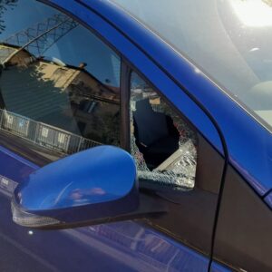 Rompe il vetro di un’auto per rubare, ma la polizia lo arresta